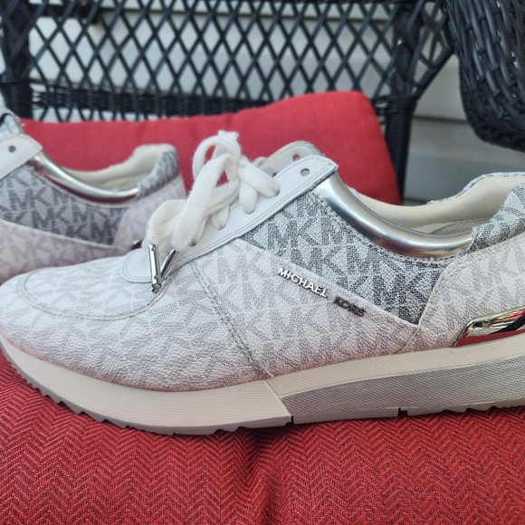 Michael Kors sneakers size 9 - Picture 2 of 6